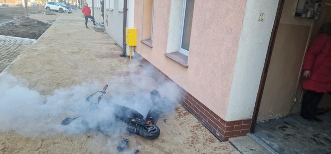 Pożar w Białogardzie. W mieszkaniu zapaliła się hulajnoga