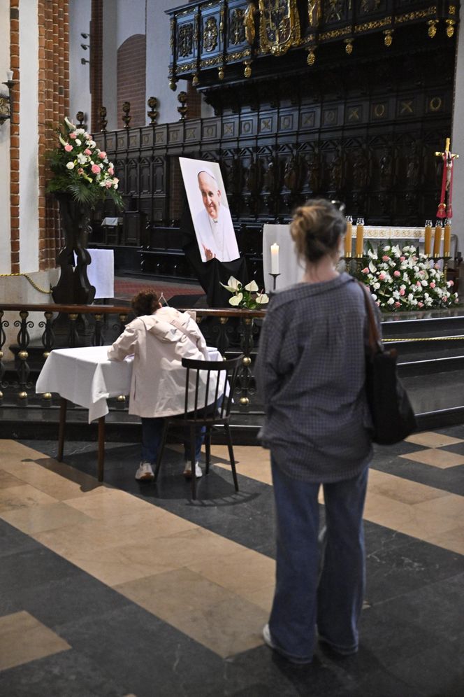 Warszawa żegna papieża Franciszka. Poruszające wpisy w Archikatedrze