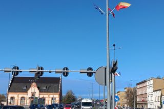 Na alejach w Lesznie powiewają trzy flagi. Po po je rozwieszono? 