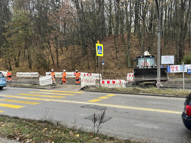 Ukłdanie asfaltu na nowo powstającym rondzie na ul. Słowiańskiej w Gorzowie