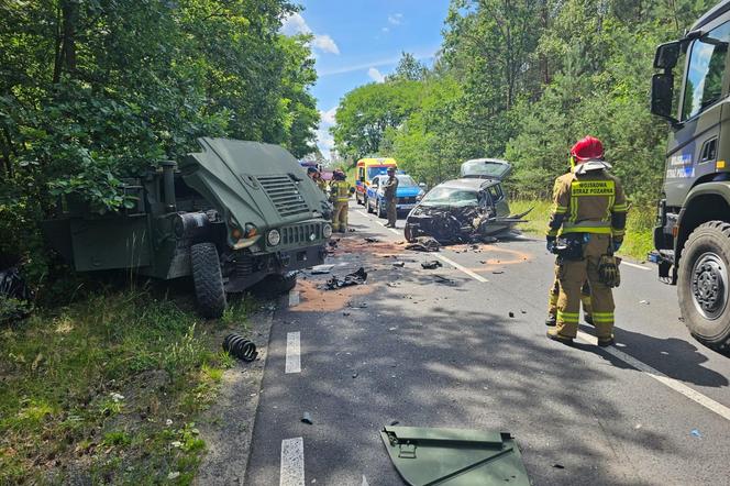 Pojazd armii USA zderzył się z osobówką koło Bolesławca. Jedna osoba w szpitalu 