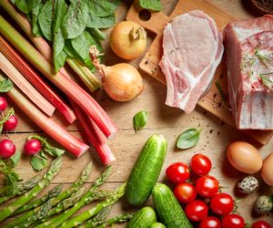 Rabarbar do mięsa: 3 przepisy na wytrawne przetwory z rabarbaru