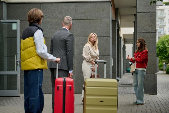 Na Wspólnej, odc 4086. Monika (Sylwia Gliwa), Damian Cieślik (Waldemar Błaszczyk), Kajtek (Michał Stoszek), sąsiadka (Lena Tytman)