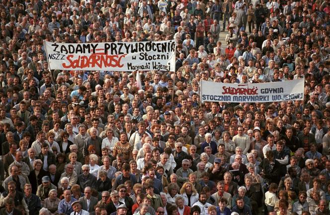 Wiec wyborczy Solidarności w muszli koncertowej na placu Grunwaldzkim, Gdynia, maj 1989.