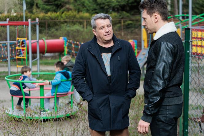 Na Wspólnej odc. 3490. Marek Zimiński (Grzegorz Gzyl), Błażej (Jakub Świderski)