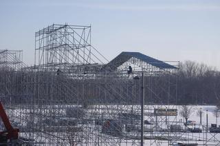 WOŚP 2024, Warszawa. Scena już powstaje na Błoniach Narodowego - zdjęcia