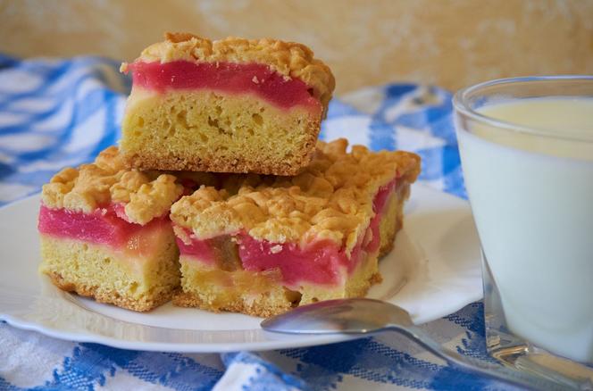 Łatwe ciasto z rabarbarem na kefirze - porcja codziennej przyjemności