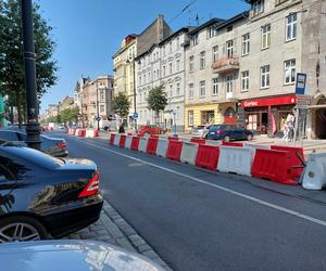 Ulica Gdańska rozkopana. Sprawdziliśmy, jak radzą sobie piesi, rowerzyści i pasażerowie