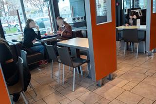 Klienci kupujący Burger Drwala 2023