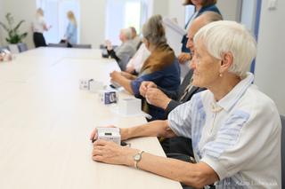 Ponad pół tysiąca opasek bezpieczeństwa otrzymają seniorzy z Białegostoku. Jakie funkcje posiadają? [ZDJĘCIA]