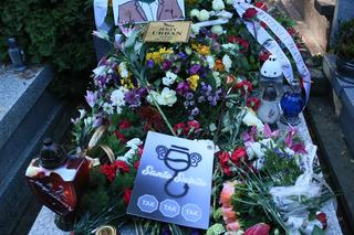 Grób Jerzego Urbana. Dzień po pogrzebie z pomnika zniknęła wódka!