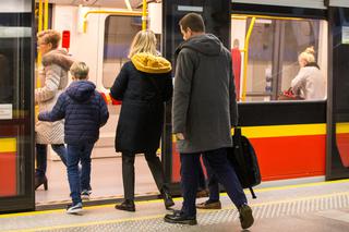 Rafał Trzaskowski jedzie z rodziną metrem na zaprzysiężenie