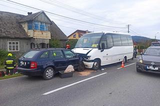 Faściszowa: ZDERZENIE osobówki z busem. 5 osób rannych. Dzieci wśród poszkodowanych [ZDJĘCIA]