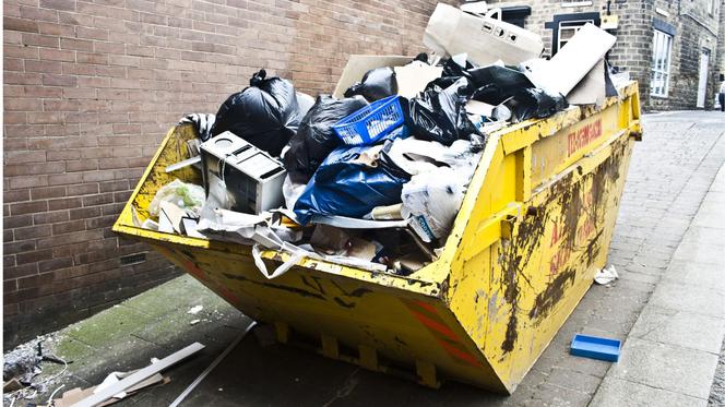 Warszawa: podwyżki za wywóz śmieci opóźnione! Kiedy zapłacimy więcej? 