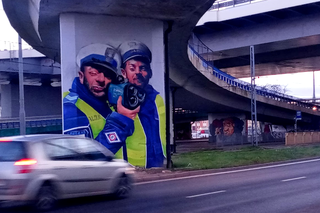 Mural z policjantami na filarze Trasy Zamkowej