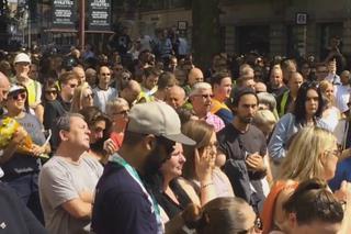Manchester: tłum zaśpiewał w hołdzie ofiarom zamachu [VIDEO]