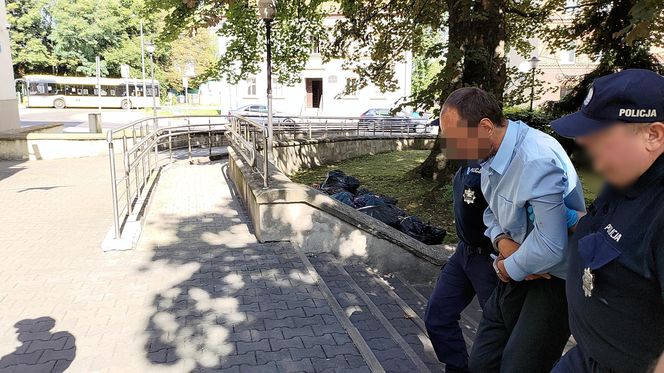 Ukradł nóż i zaźgał człowieka. Dariusz J. usłyszał zarzuty