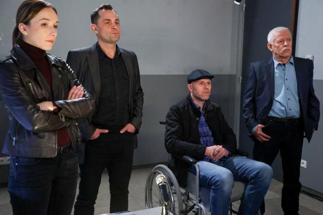 Na Wspólnej, odc. 3461: Iga (Lidia Sadowa), Sławek (Mariusz Słupiński), ochroniarz (Marcin Montana), śledczy Konopka (Andrzej Franczyk)