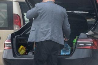 Przynieśli Kaczyńskiemu tajemniczą reklamówkę. Tak doglądają prezesa PiS [ZDJĘCIA PAPARAZZI]