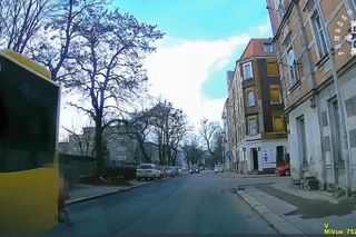 5-latka wbiegła wprost pod nadjeżdżający autobus. Wstrząsające nagranie 