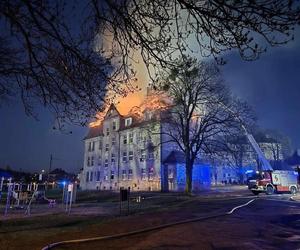 Druga ofiara dramatycznego pożaru kamienicy przy Karabinierów. Mężczyzna zmarł w szpitalu 