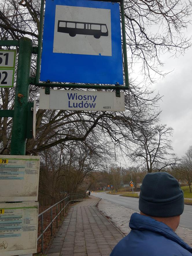 Zniszczona wiata na osiedlu Arkońskie-Niemierzyn w Szczecinie