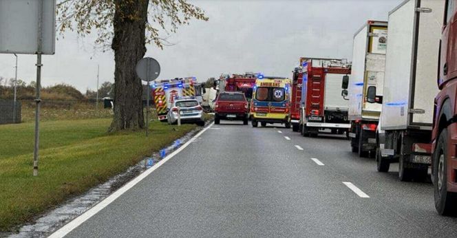 Tragiczny wypadek w Lubaszczu na DK10. Dwie osoby nie żyją