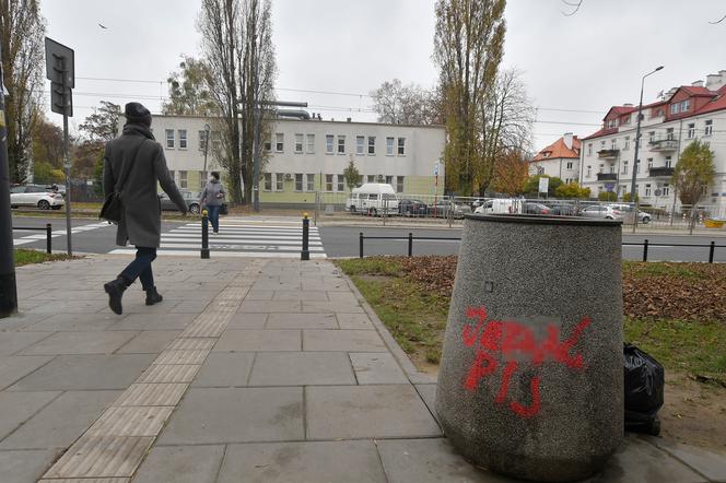 Warszawa: Wypłaciła z banku 50 tysięcy i wrzuciła do kosza na śmieci!