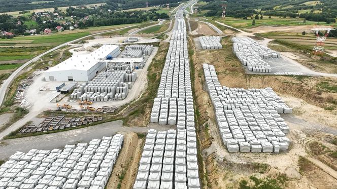 Betonowe elementy do budowy pierścieni tworzących obudowę nowego tunelu na S19