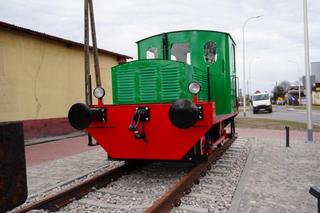 Stara lokomotywa obok nowego ronda w Skarżysku-Kamiennej