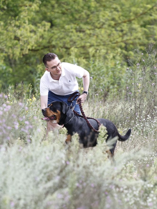 Poseł kąpał się z psem