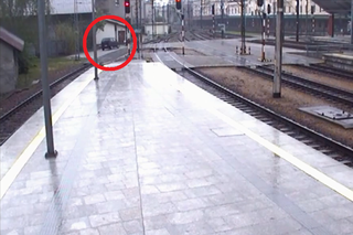 Kraków: Tego jeszcze nie było! Pijany w sztok wjechał autem... na peron Dworca Głównego! [ZDJĘCIA, WIDEO]