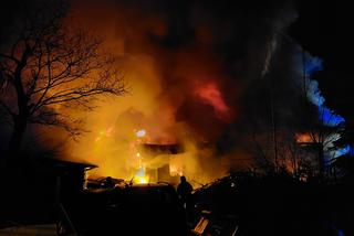 Płonęły dwa domy. Ewakuowane 10 osób. Przerażający pożar w Józefowie