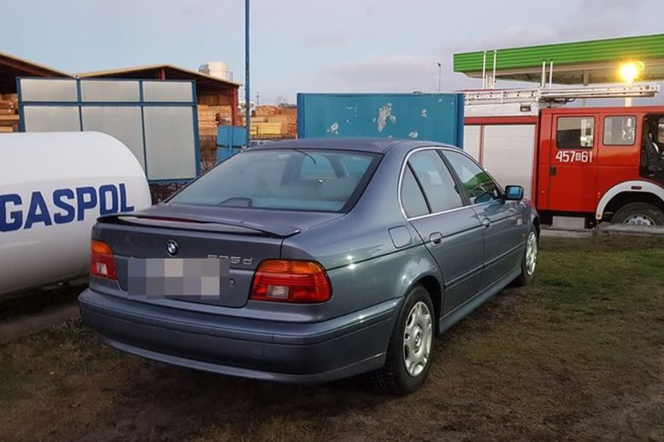 Pożar samochodu na stacji benzynowej