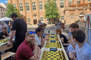 Szachiści opanowali centrum Torunia. Turniej błyskawiczny na Rynku Staromiejskim