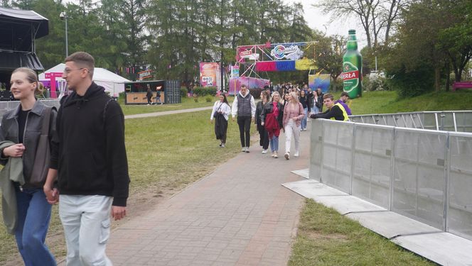 Kortowiada 2025. Koncerty na Plaży Kortowskiej przyciągnęły tłumy. Tak wyglądał drugi dzień imprezy!