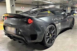 Zorganizowane grupy przestępcze, pranie pieniędzy i narkotyki. Służby odzyskały luksusowe samochody 