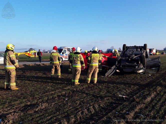 Śmiertelny wypadek pod Piotrkowem Trybunalskim. 69-latka nie żyje, kierująca dodgem i 16-latka ranne [ZDJĘCIA]