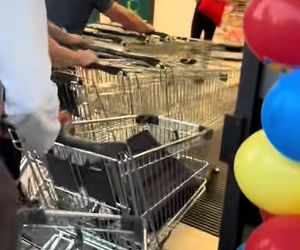 Szturm na nowego Lidla w Jasienicy. Tłumy mieszkańców od świtu czekały na otwarcie