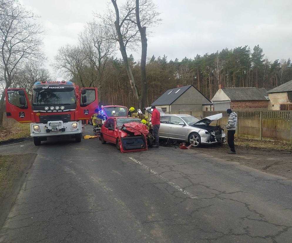 Czołowe zderzenie samochodów w Osieku. Wśród poszkodowanych kobieta w ciąży