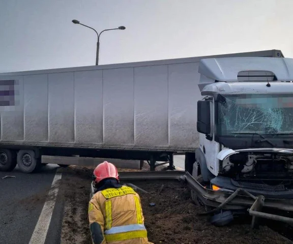  Utrudnienia na DK86. Samochód wjechał w bariery energochłonne