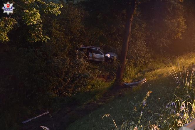 BMW dachowało z kilkumetrowej skarpy! Kierujący autem 19-latek przeżył prawdziwy horror
