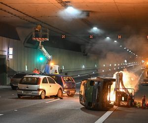 Pożar i dachowanie auta w tunelu POW