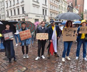 Tłum zwolenników aborcji protestował w centrum miasta. Manifestacja ruszyła pod kurię biskupią i siedzibę PiS