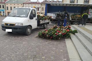 Świąteczna choinka już na rzeszowskim Rynku! Trwa montaż świątecznych ozdób [GALERIA]