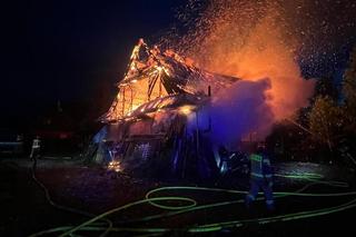 Ogromny pożar w Zakopanem! Płomienie objęły budynki gospodarcze. Na miejscu 10 zastępów straży pożarnej [ZDJĘCIA]