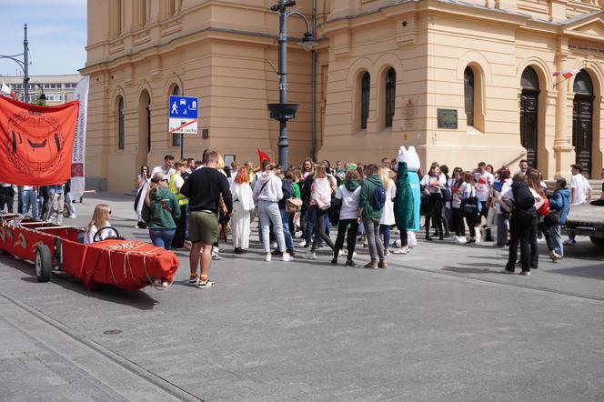 Pochód Juwenaliowy Łódzkich Uczelni. Studenci przejęli Łódź! [ZDJĘCIA]