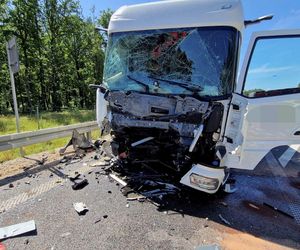 Bełchatów. Śmiertelny wypadek na DK 74. 20-latek wjechał pod cysternę [ZDJĘCIA]. 