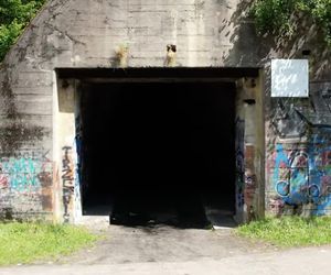 Tajemniczy bunkier w Łódzkiem. Co kryją podziemia schronu kolejowego z II wojny światowej? 