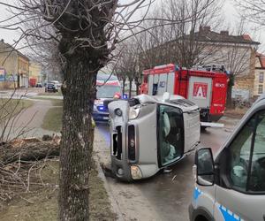 Wypadek w Skarżysku-Kamiennej. Samochód zderzył się z drzewem!